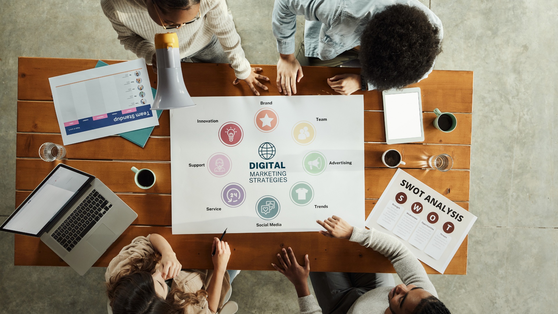 Equipo de trabajo analizando estrategias de marketing digital en una reunión colaborativa