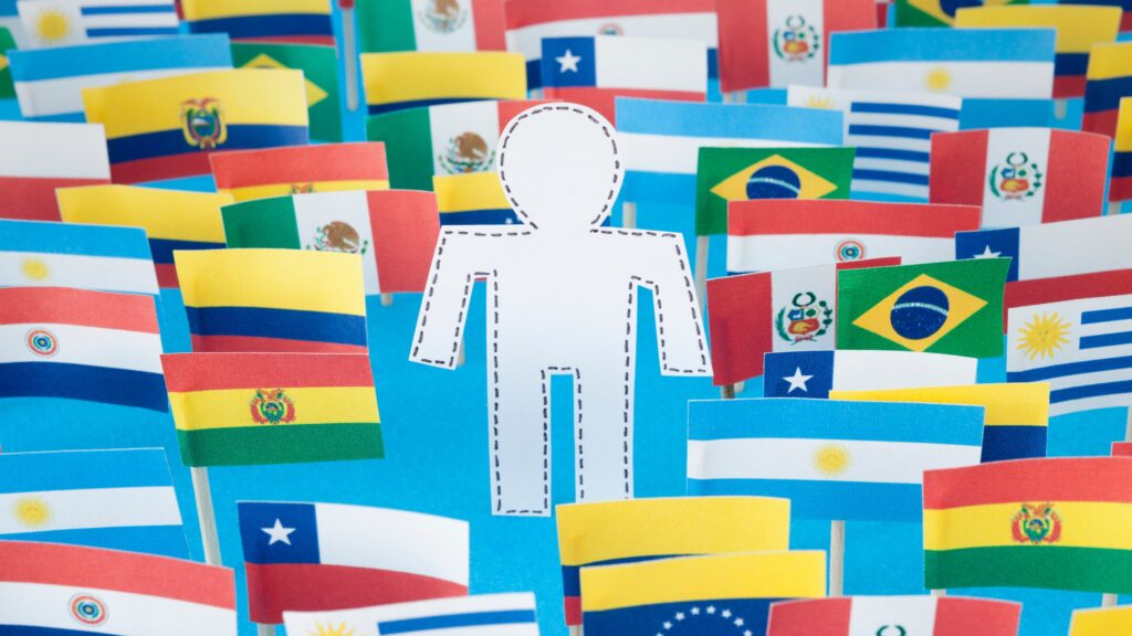 Banderas de países latinoamericanos que analizan o implementan la reducción de la jornada laboral