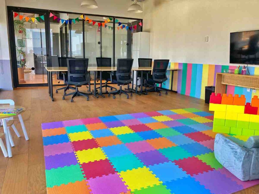 Espacio amigable para madres dentro de una empresa
